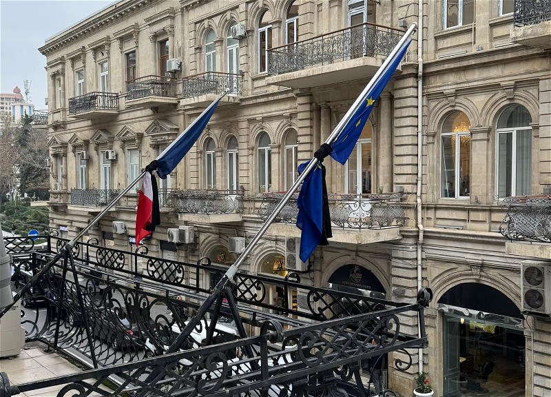 В посольстве Франции в Азербайджане приспущены флаги - ФОТО